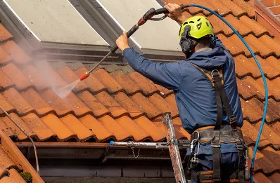 Démoussage et hydrofuge de toiture à Montpeyroux
